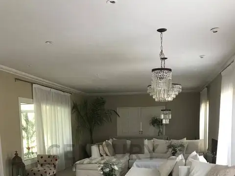 Casa en Alquiler con 4 cocheras