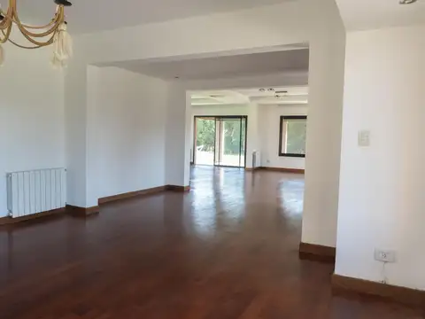 Casa 12 ambientes con 4 baños