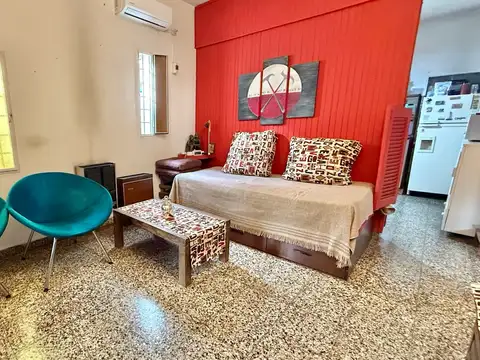 Casa 3 ambientes con patio, cochera, dependencia y 2 locales comerciales en Villa Luzuriaga