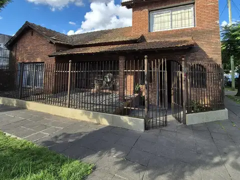 Chalet totalmente independiente de 4 Amb con patio y cochera p 2 autos NUEVO VALOR!