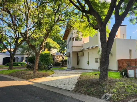 Casa en Venta con 3 cocheras