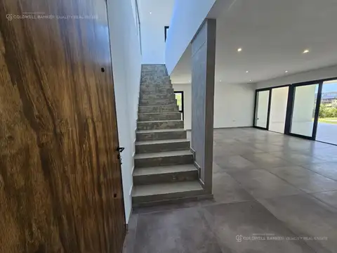 CASA | 5 AMBIENTES | A LAGUNA | MODERNA | PILETA | SAN SEBASTIÁN ALQUILER