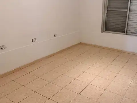 Casa en Alquiler con 3 cocheras