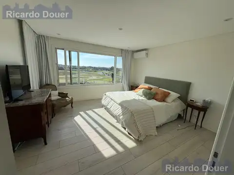 Casa en Alquiler con 2 cocheras
