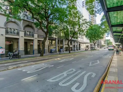 Local en alquiler en  Microcentro entre Tucumán y Viamonte.