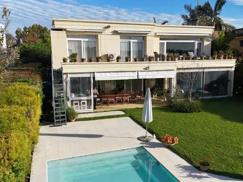 Casa con 6 dormitorios en Venta con Lote a la Laguna Central Barrio Santa Bárbara