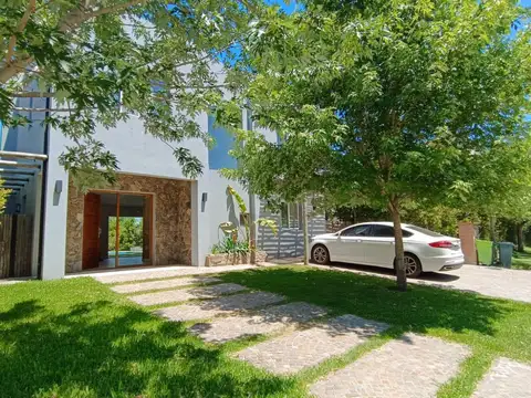 Casa 3 dormitorios y escritorio con pileta en Nordelta