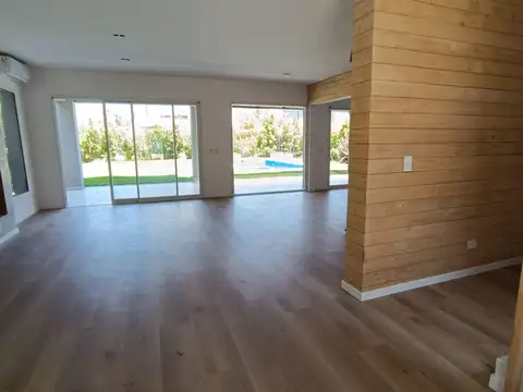 Casa en Venta con 4 cocheras