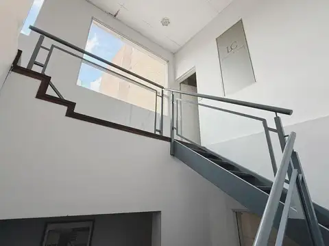 Oficina 10 ambientes con 2 baños