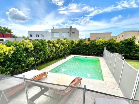 Casa en Venta con 4 cocheras
