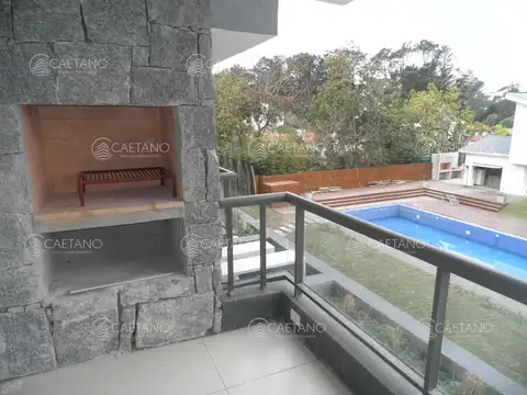 Lindo apto. con vista al bosque y terraza con parrillero