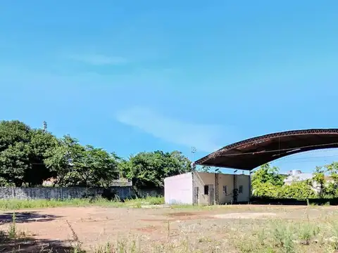Alquiler de amplio terreno con galpón 