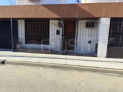 Venta/Permuta casa 3 ambientes piscina. Castelar Sur