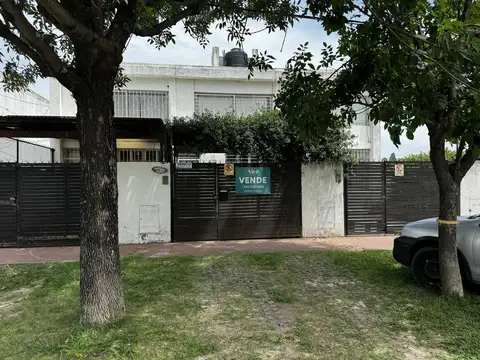Casa tipo duplex de 2 dormitorios jardin y cochera en la florida Rosario