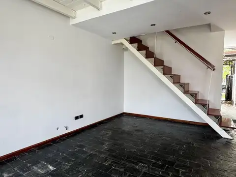 Casa tipo duplex de 2 dormitorios jardin y cochera en la florida Rosario