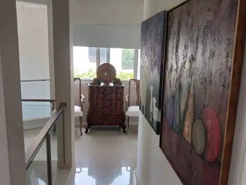 Importante casa sobre el lago en el Barrio Los Sauces. Estilo moderno con materiales de construcción