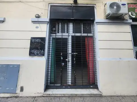 AMPLIO LOCAL SOBRE ARTERIA TRANSITADA - GRAN SOTANO - CON BAÑO - MUY BUENA UBICACION