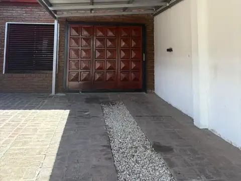 Casa en Venta con 3 cocheras