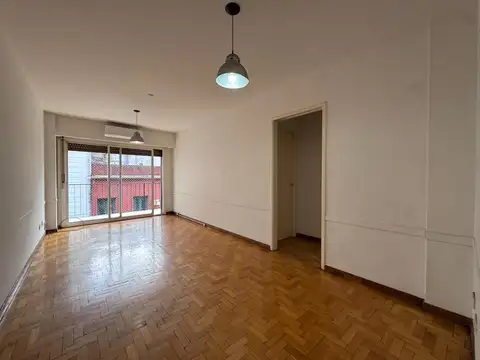 3 AMBIENTES CON BALCON Y COCINA SEPARADA.