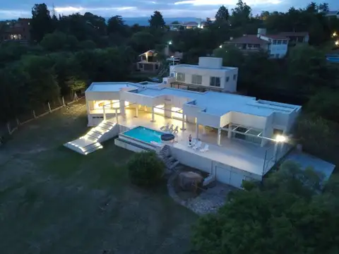 VENTA CASA CATEGORIA COSTA DE LAGO CARLOS PAZ 