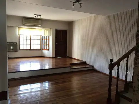 Casa 5 ambientes con 4 baños