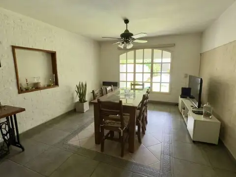 Casa 5 ambientes con 4 baños