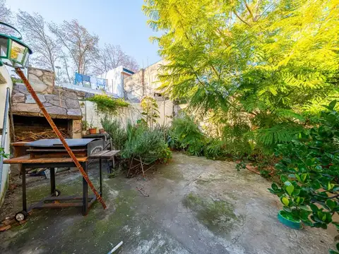 Venta casa 4 dormitorios con patio en Luis Agote