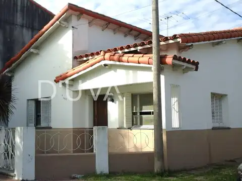 Casa de 2 dormitorios con parque, verde, cochera doble.-