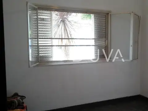 Casa de 2 dormitorios con parque, verde, cochera doble.-