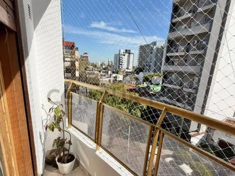 DEPTO 3 AMB. CON DOBLE BALCÓN AL FRENTE – CASEROS