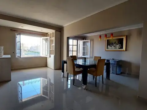 Casa 8 ambientes con 5 baños