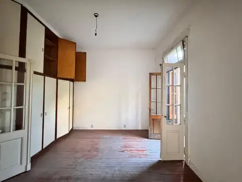 VENTA: Casa en planta alta de época con tres dormitorios a remodelar. Lourdes, Rosario.