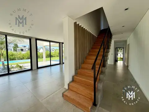 Casa 5 ambientes con 4 baños