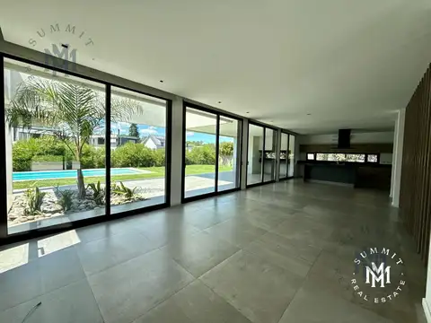 Casa en Venta con 4 cocheras