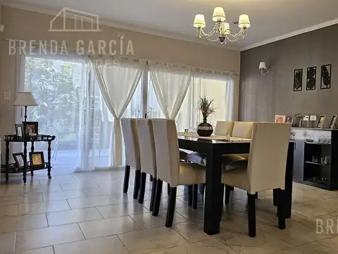 Casa en Venta con 3 cocheras