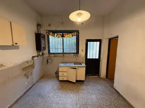Casa 7 ambientes con 2 baños
