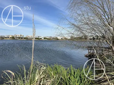 Lote en venta a la laguna principal del barrio Puerto de El Cantón. Escobar