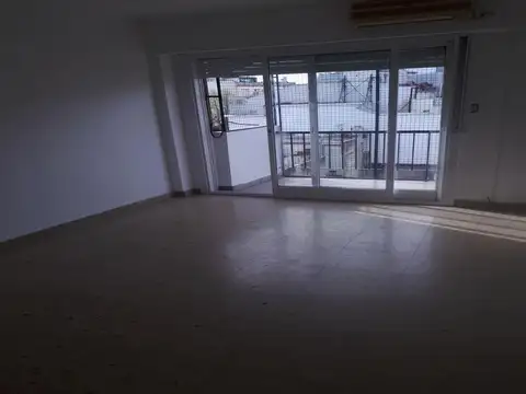 3 ambientes dos baños 60 m2  balcón al frente