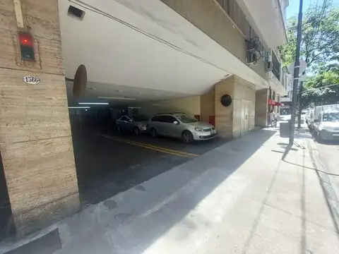 Montevideo 1556 y Vicente Lopez. Cochera doble