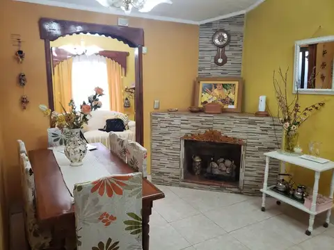 Casa 6 ambientes con 2 baños