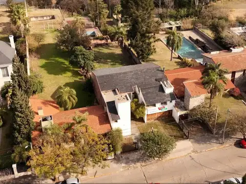 Casa en alquiler comercial 598 m² con pileta y cancha de tenis, Cerro de las Rosas