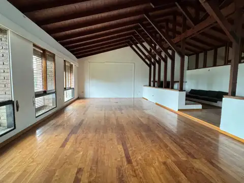 Casa en alquiler comercial 598 m² con pileta y cancha de tenis, Cerro de las Rosas