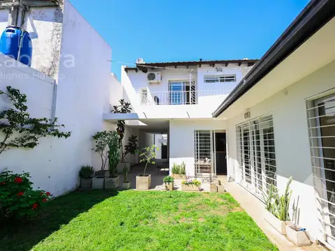 Casa 8 ambientes con 2 baños