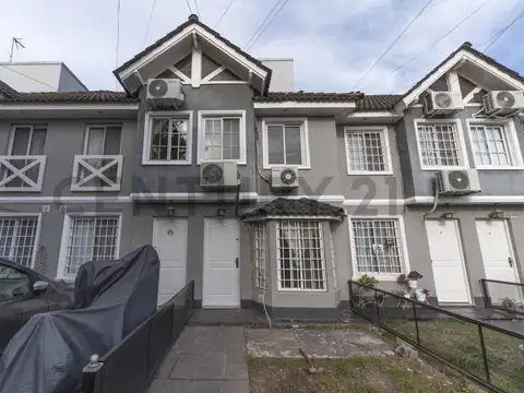 Venta Triplex  4 ambientes en Bella Vista - APTO CRÉDITO