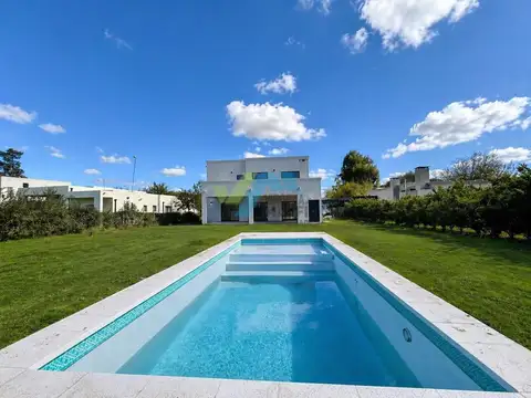 Casa en dos plantas con pileta - San Matias area 2 lote interno
