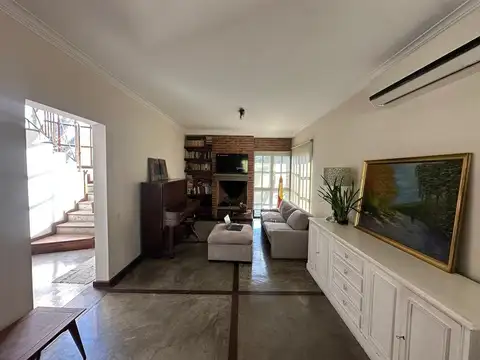 Casa 8 ambientes con 2 baños