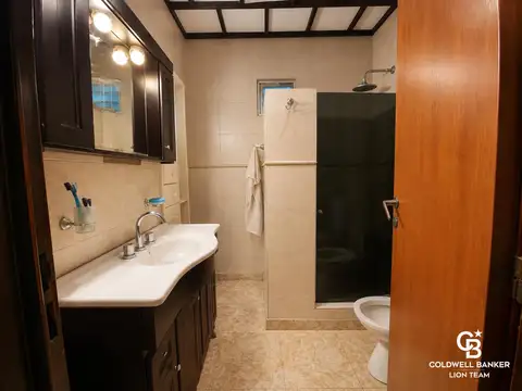 Casa 4 ambientes con 2 baños