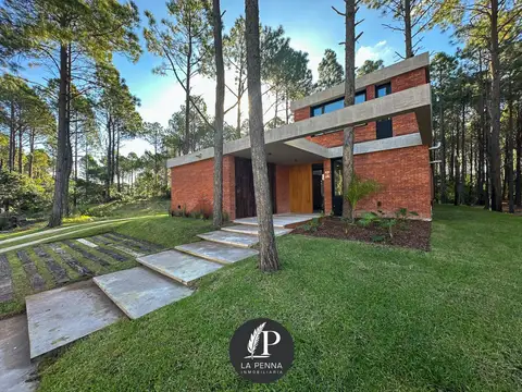 Casa en venta en Pinamar Norte a estrenar, cerca de La frontera. Arquitectura Moderna