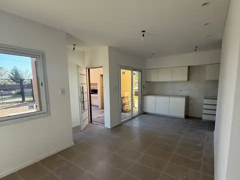 VENTA CASA DUPLEX 2 DORMITORIOS CON PATIO ROLDAN