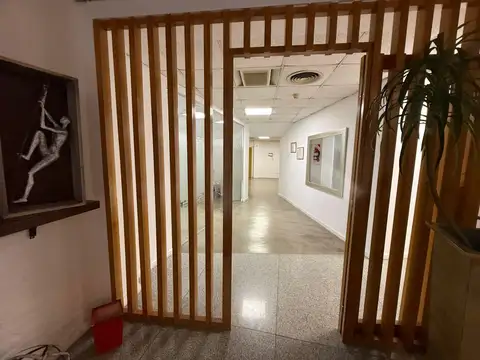 Oficina 6 ambientes con 2 baños